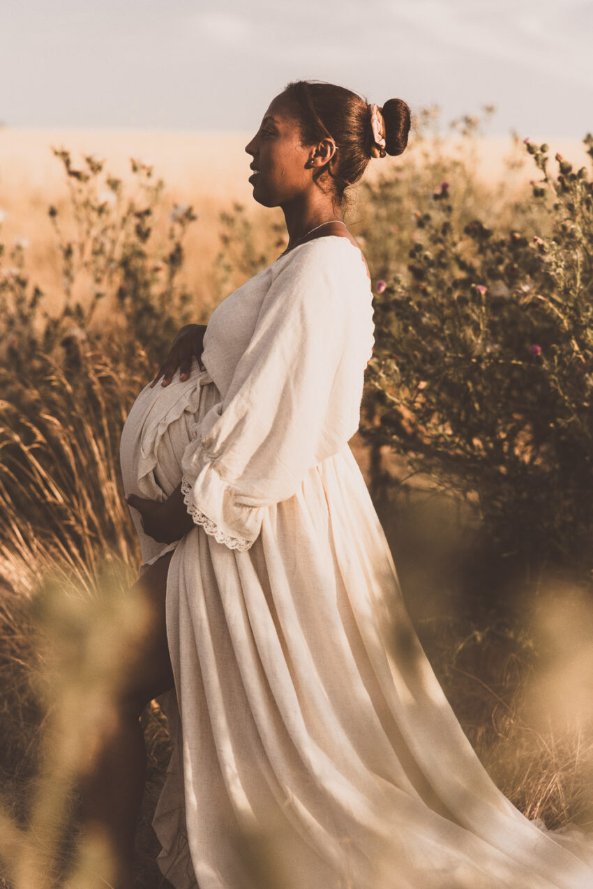 Babybauch Shooting bei Sonnenuntergang in Frankfurt Schwangerschaftsbilder