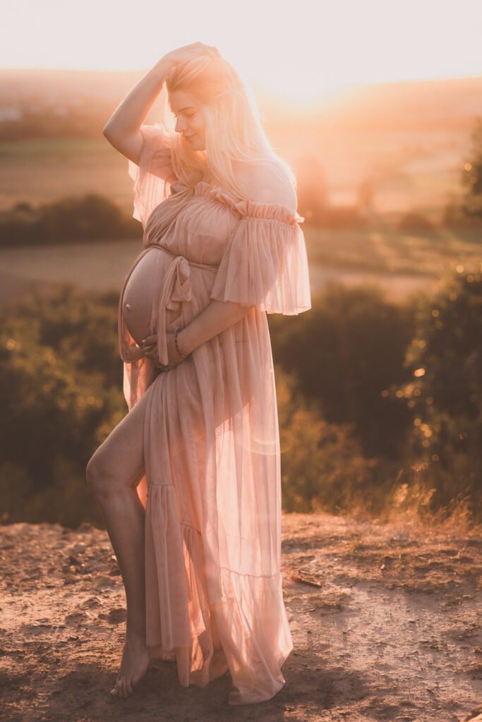 Babybauch Shooting bei Sonnenuntergang in Gießen